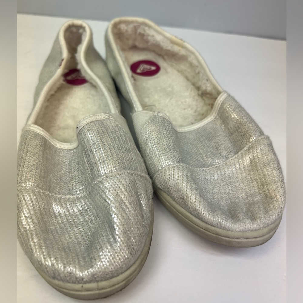 Roxy- Pier‎ Fur, Silver/White Flats, Size:8.5 Women’s, Pre-Owned